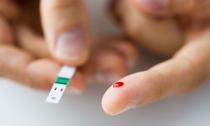 Persoanele cu diabet zaharat își verifică glicemia